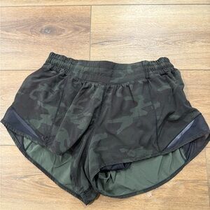 lululemon Hotty Hot Low-Rise Lined Short 2.5" | Green Camo